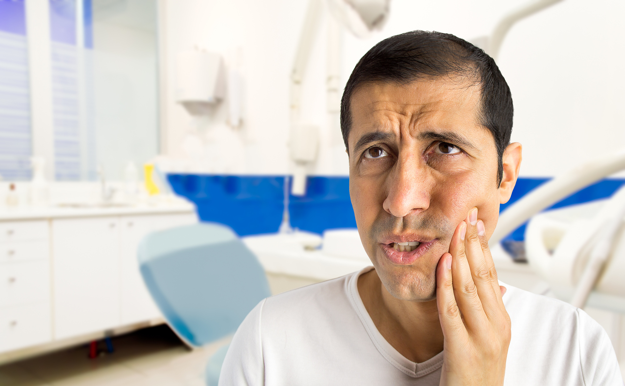 Зубная боль лечение в домашних условиях. Болит зуб. Человек с больными зубами.