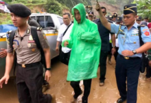 Monyet Pakai Jas Hujan