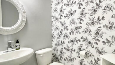 floral_bathroom_peel_and_stick_wallper